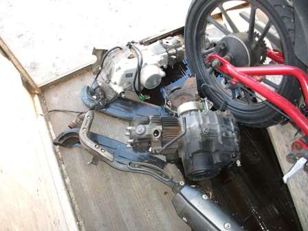 バイクの部品バラバラ